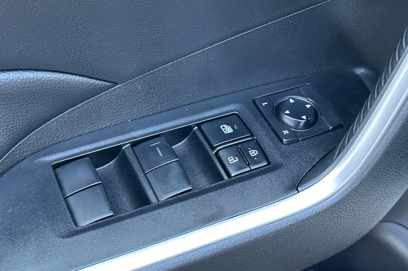 Certified Used 2025 Ice Toyota LE image 13