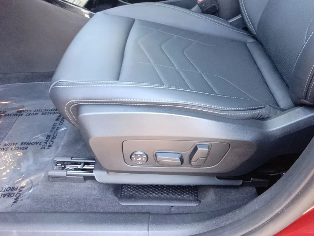 Used 2026 Vegas Red Metallic BMW xDrive28i image 11