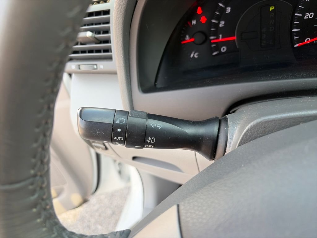 Used 2009 Super White Toyota XLE image 32