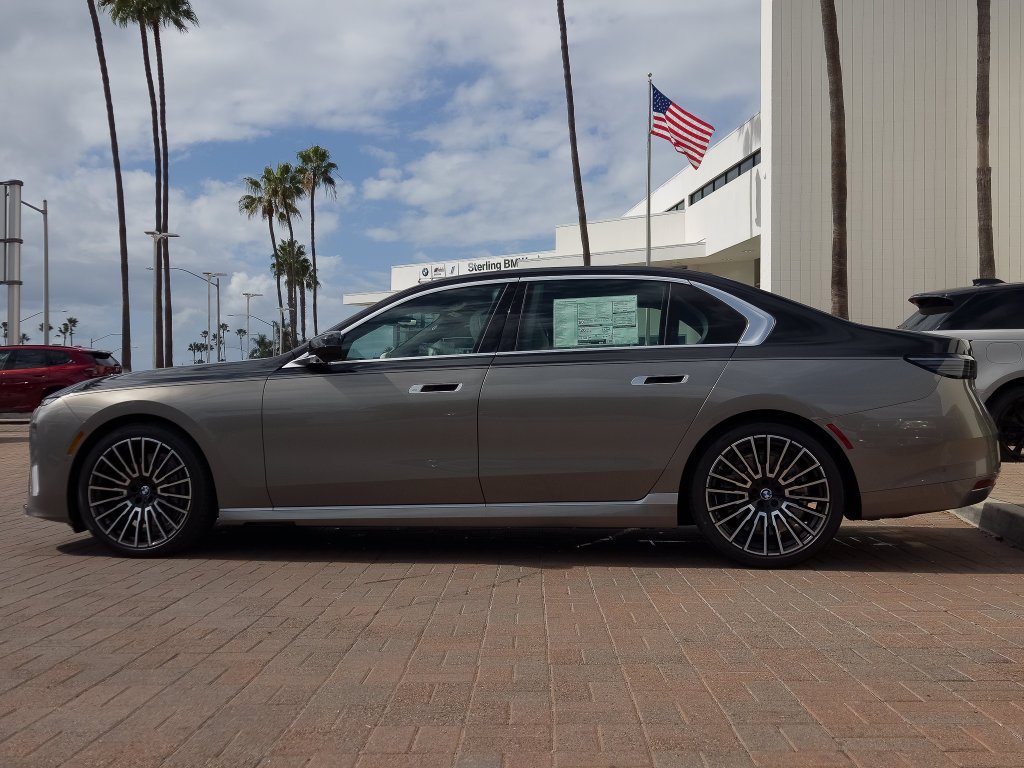 New 2027 Oxide Grey/Blk Sap BMW  image 6