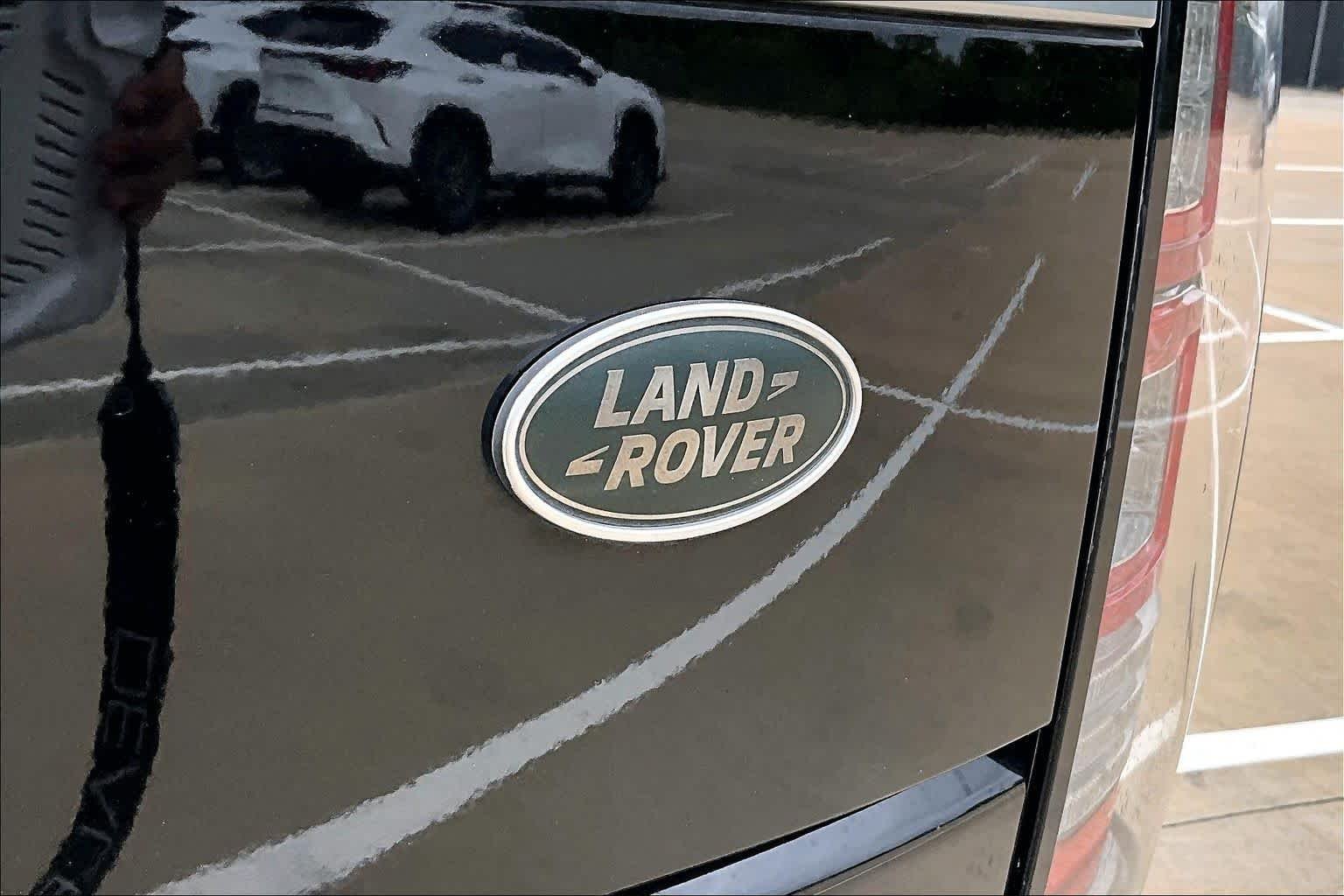 Used 2017 Santorini Black Land Rover HSE image 10