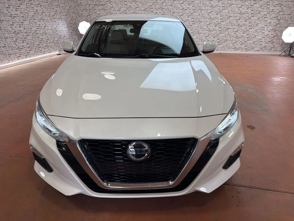 Used 2021 White Nissan 2.5 SV image 2