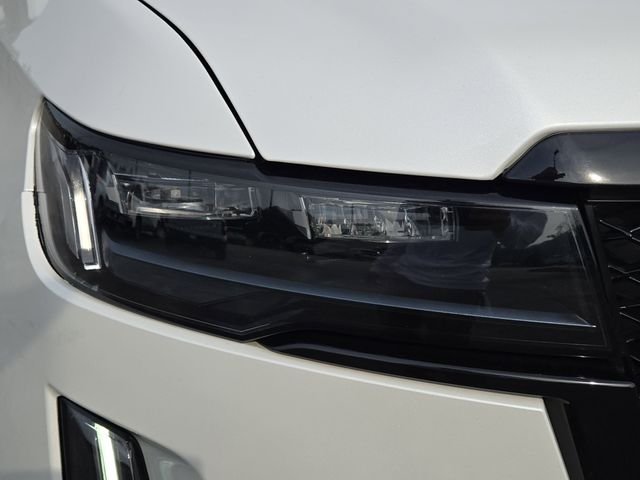 Used 2022 White Cadillac Sport Platinum image 9