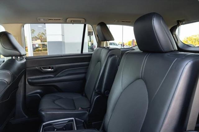 Certified Used 2026 WIND CHILL PEARL Toyota  image 25
