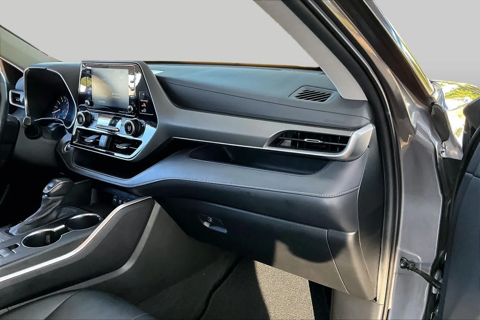 Used 2021 Magnetic Gray Metallic Toyota XLE image 19