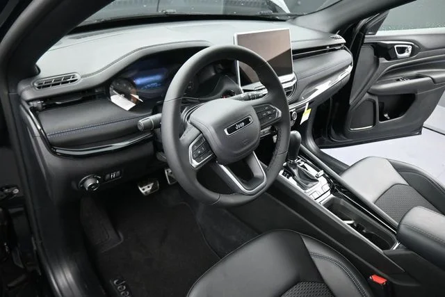 New 2026 Diamond Black Crystal Pearl-Coat Exterior Paint Jeep Latitude image 26