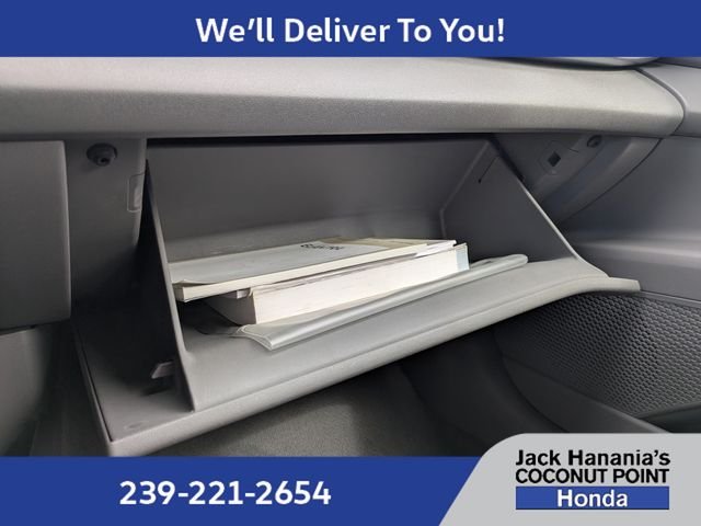 Used 2022 Silver Hyundai SE image 31