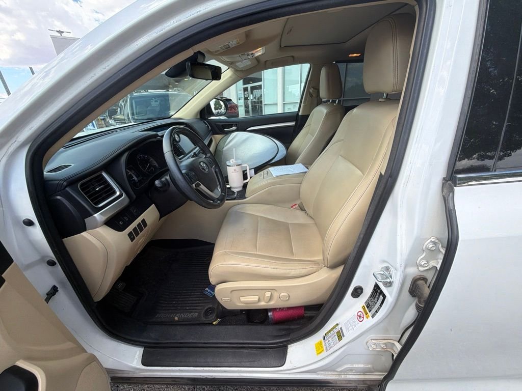 Used 2017 White Toyota XLE image 12