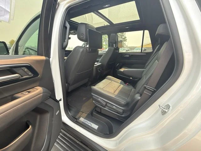 Used 2025  Chevrolet High Country image 10