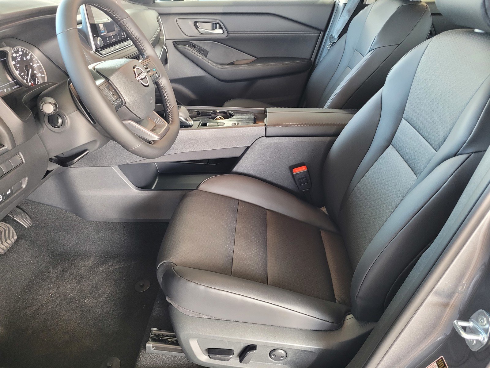 2026 Nissan Rogue Dark Armor - Photo 9