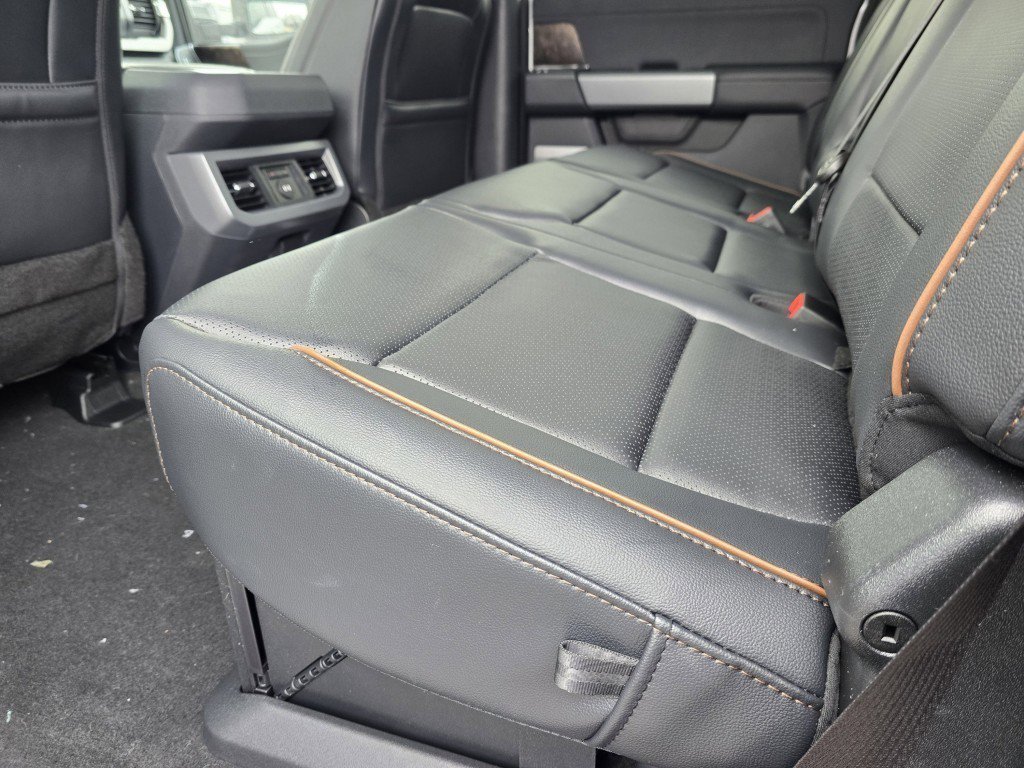 New 2026 Oxford White Ford LARIAT image 32