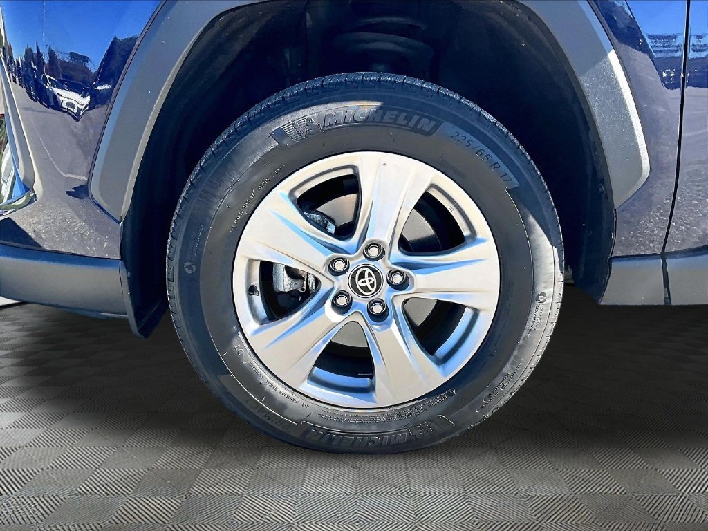 Used 2025  Toyota XLE image 7