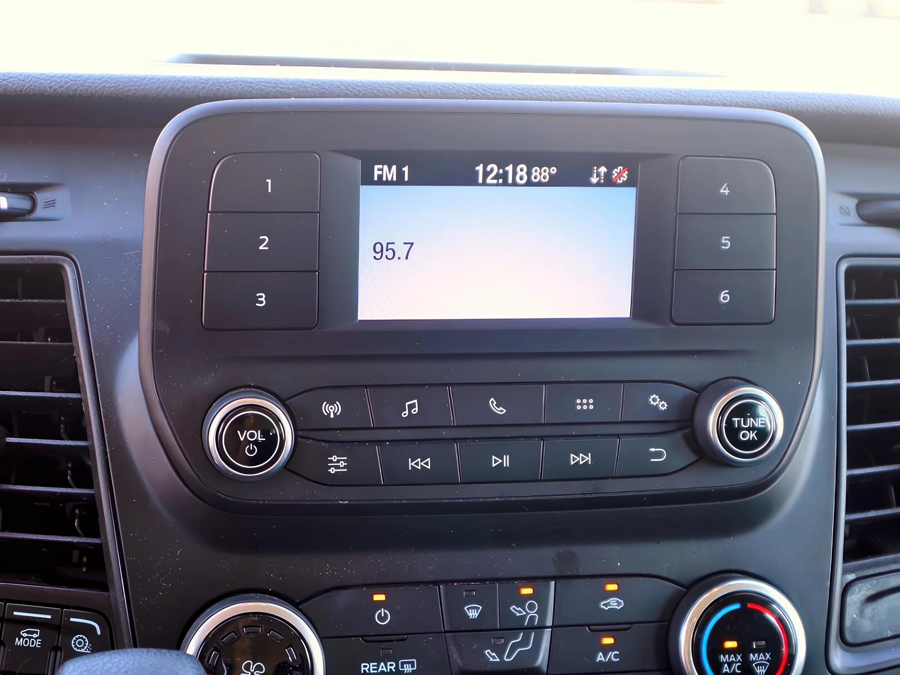 2021 Ford Transit Passenger Van XLT - Photo 15