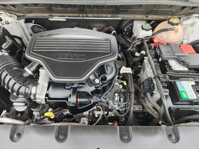 Used 2022 White Chevrolet RS Front-Wheel Drive image 30