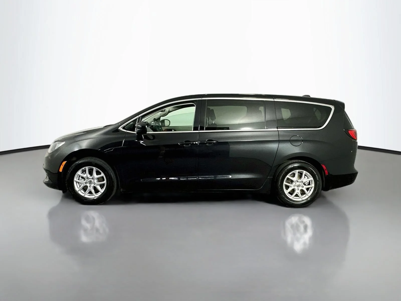 Used 2023 Black Chrysler LX image 5
