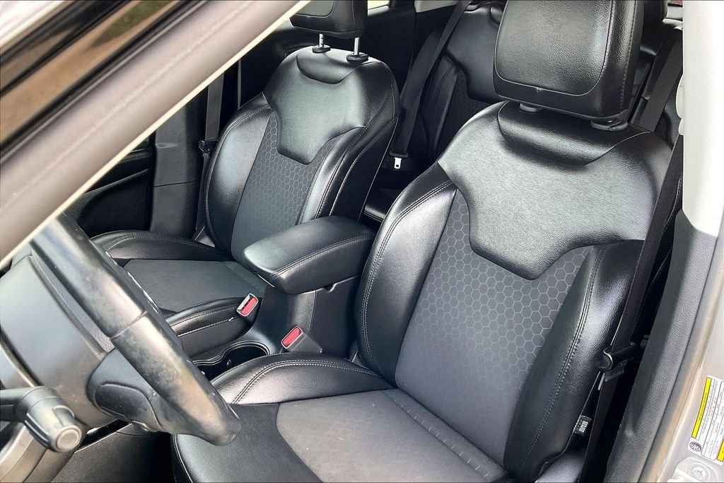 Used 2019 Silver Jeep Latitude image 24