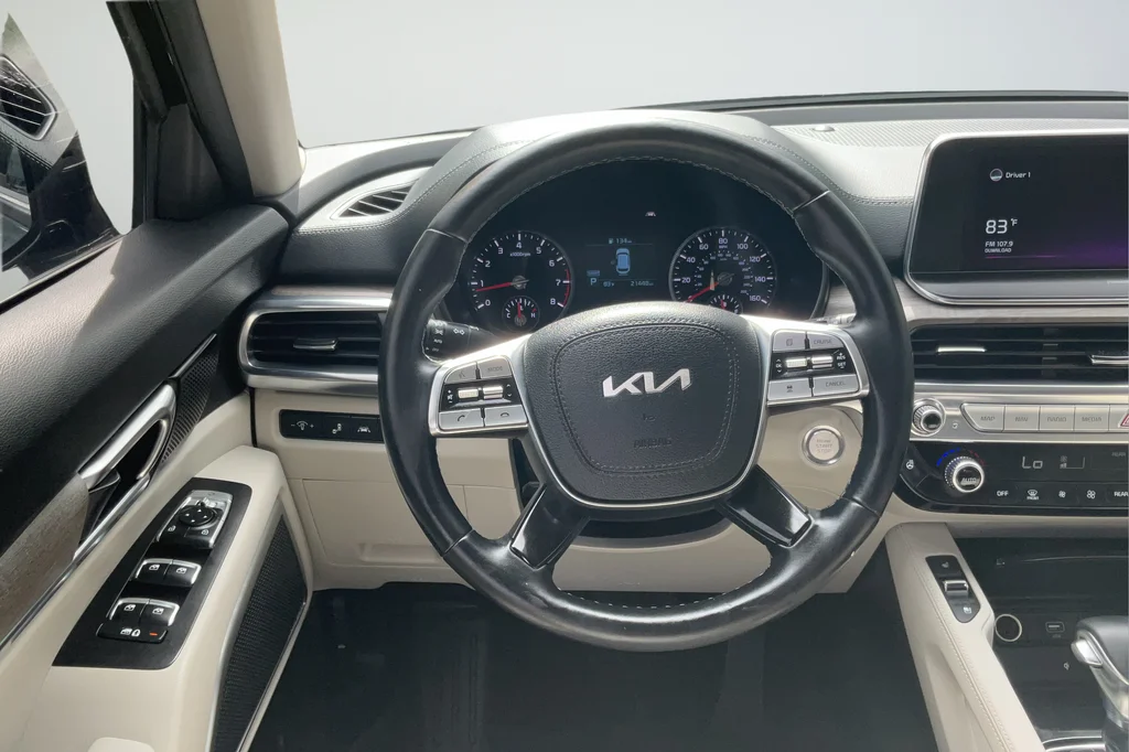 Used 2022 Black Kia EX image 15