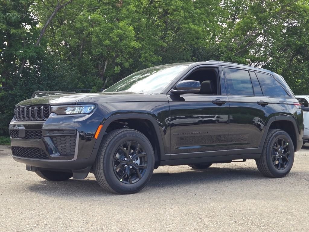 New 2026 Diamond Black Crystal Pearlcoat Jeep Altitude image 7