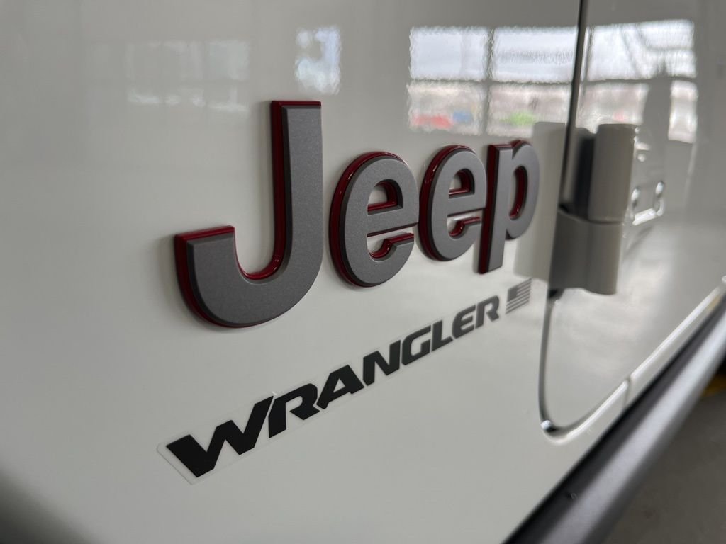 New 2026 Bright White Clear-Coat Exterior Paint Jeep Rubicon image 16
