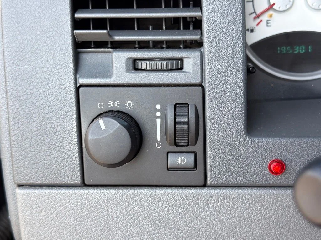 Used 2004 Black Dodge SLT image 27