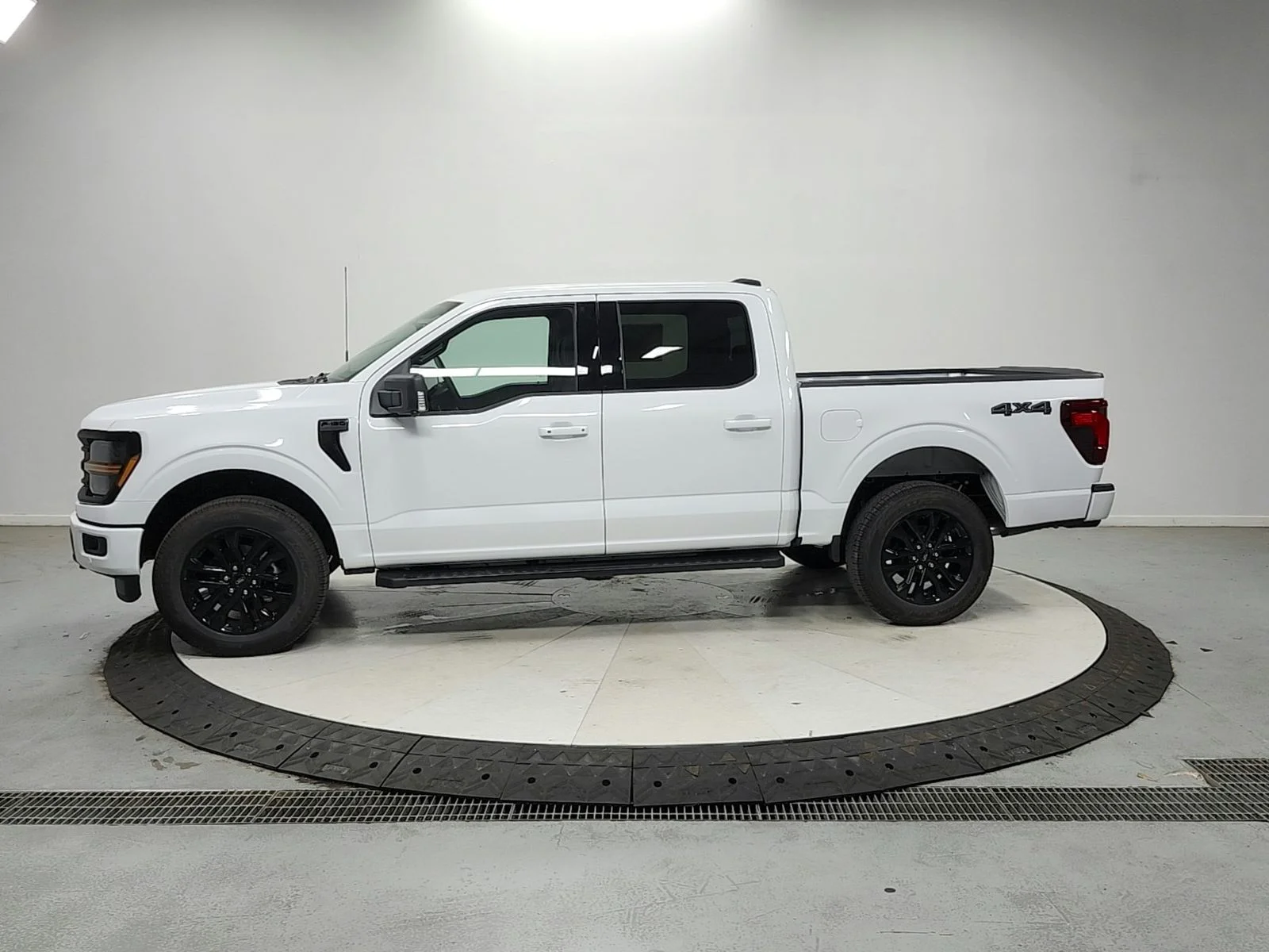 New 2026 Oxford White Ford XLT image 5