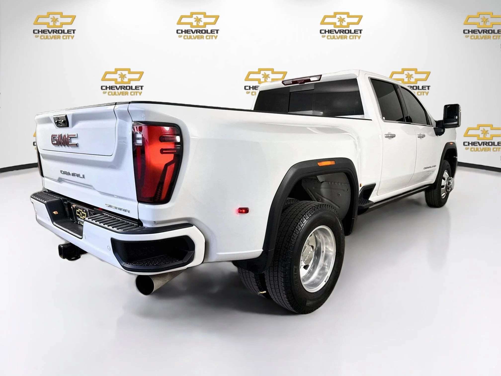 Used 2024 Summit White GMC Denali DRW image 8