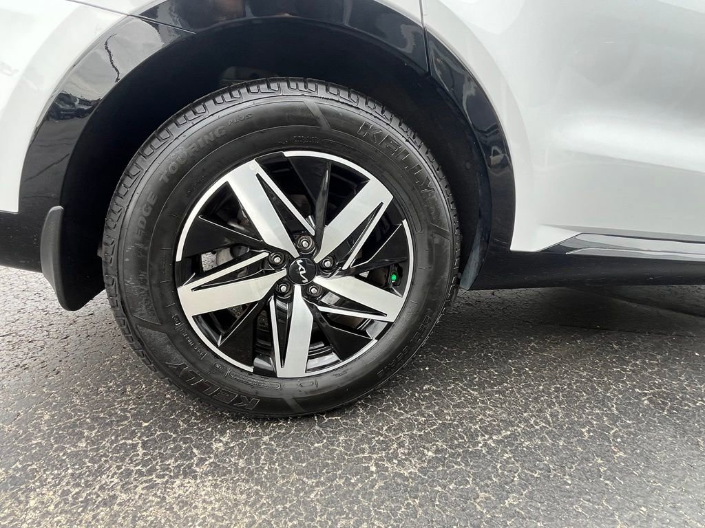 Used 2022 White Kia S image 13
