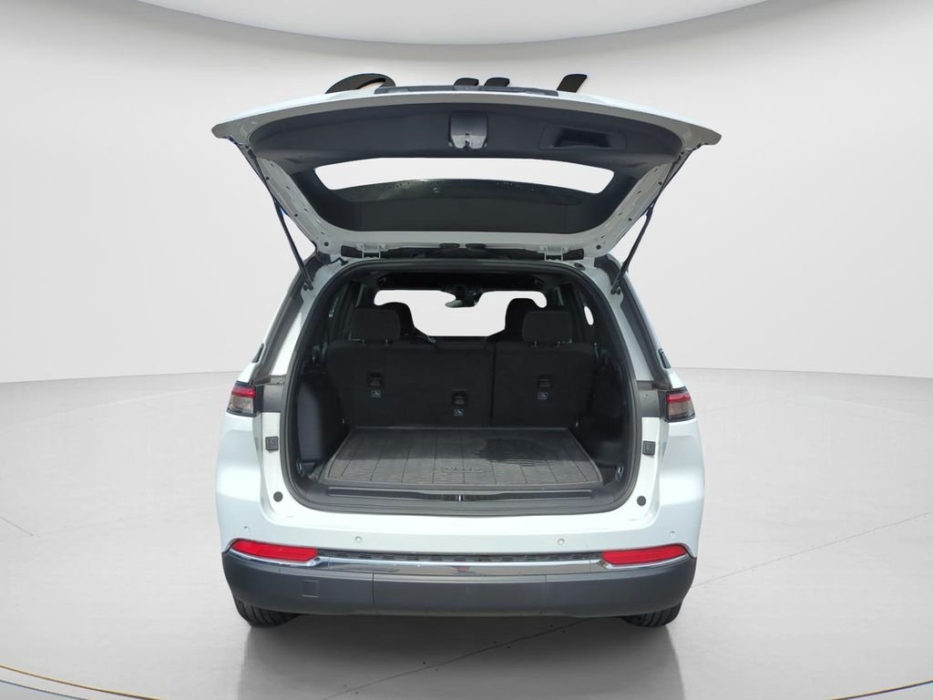 Used 2025 White Jeep Laredo image 9