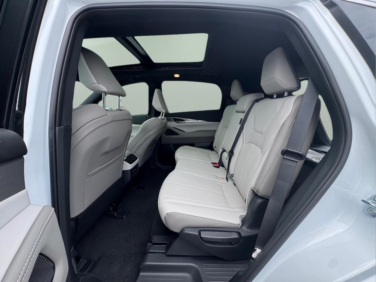 New 2027 RADIANT WHITE INFINITI Luxe AWD image 14