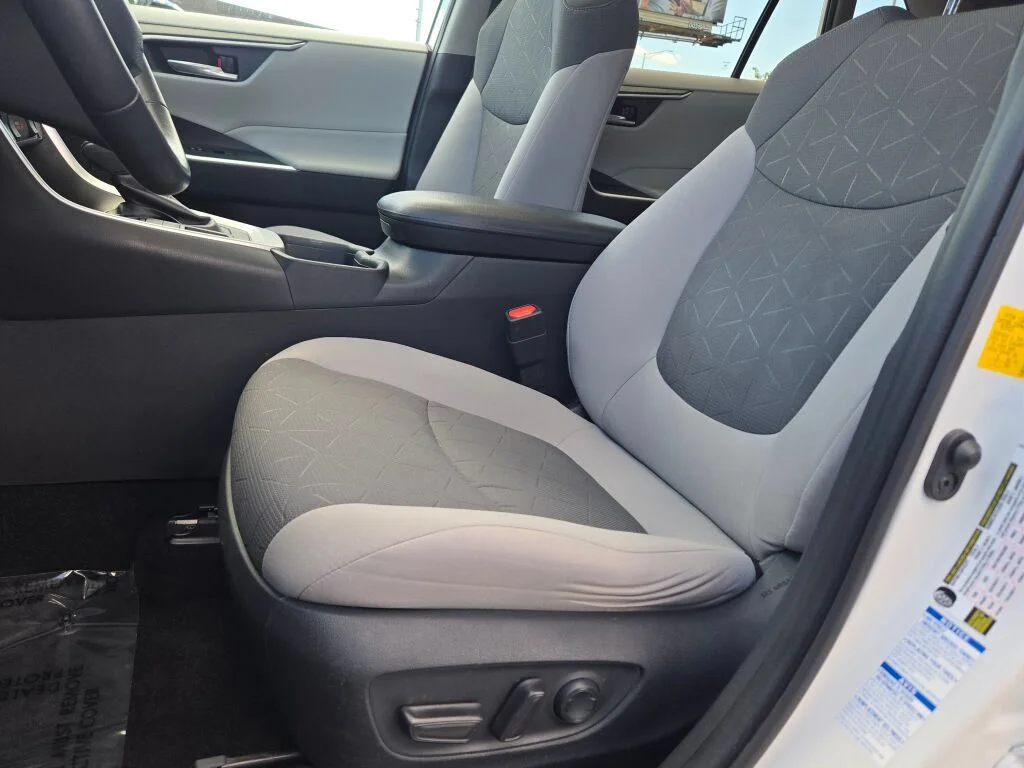 Used 2019 White Toyota XLE image 23