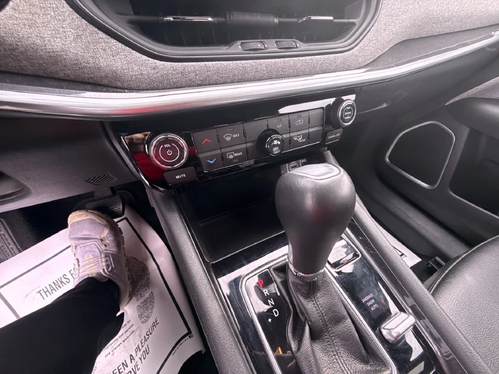 Used 2024 White Jeep Latitude image 23