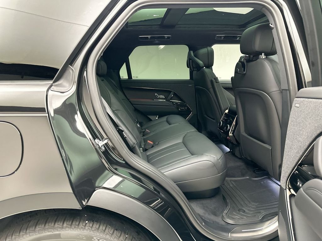 New 2027 Santorini Black Land Rover Dynamic SE image 7