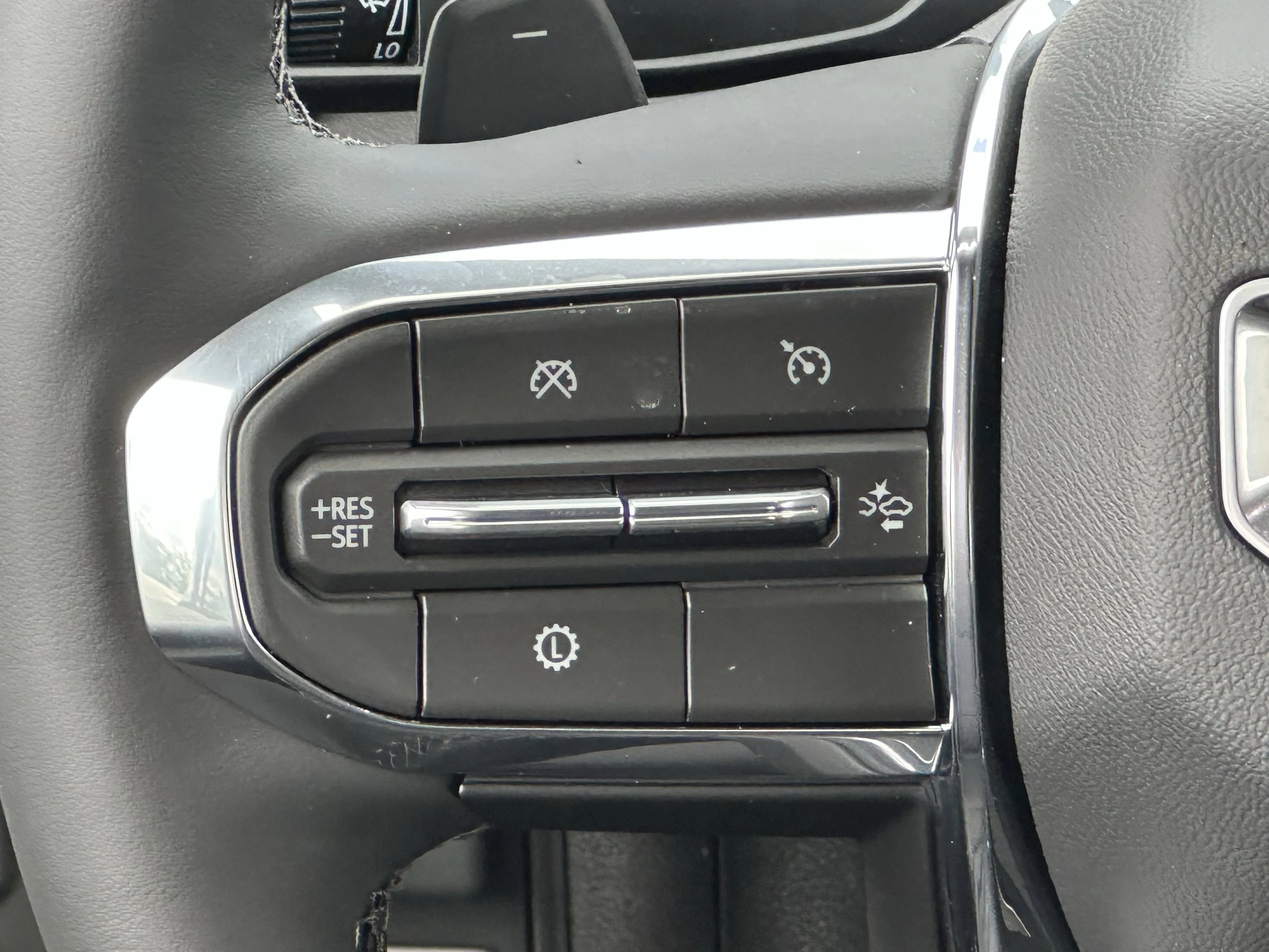 New 2026 Onyx Black GMC Elevation image 9