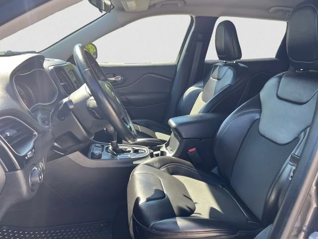 Used 2019 Granite Crystal Metallic Clearcoat Jeep Altitude image 9