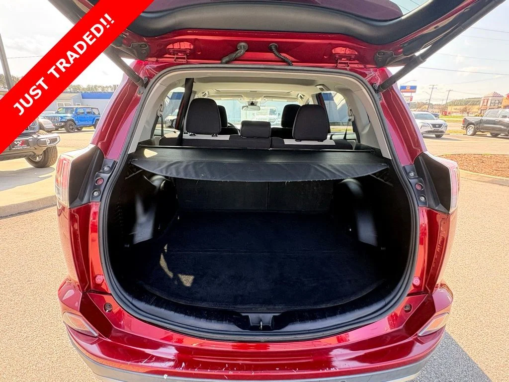 Used 2018 Red Toyota XLE image 6