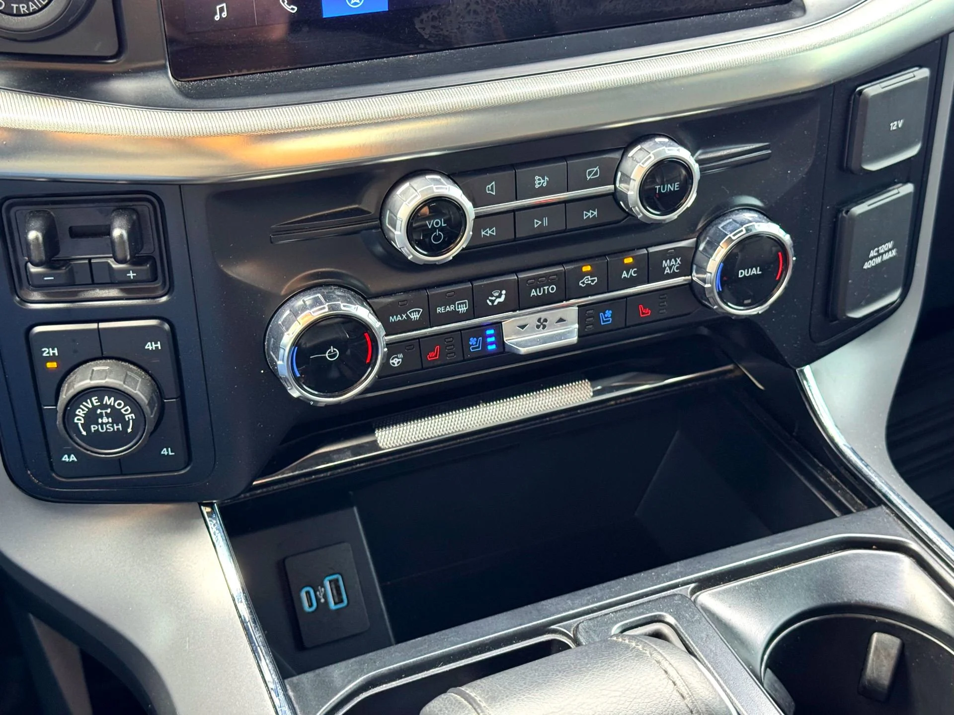 Used 2024  Ford Lariat image 23