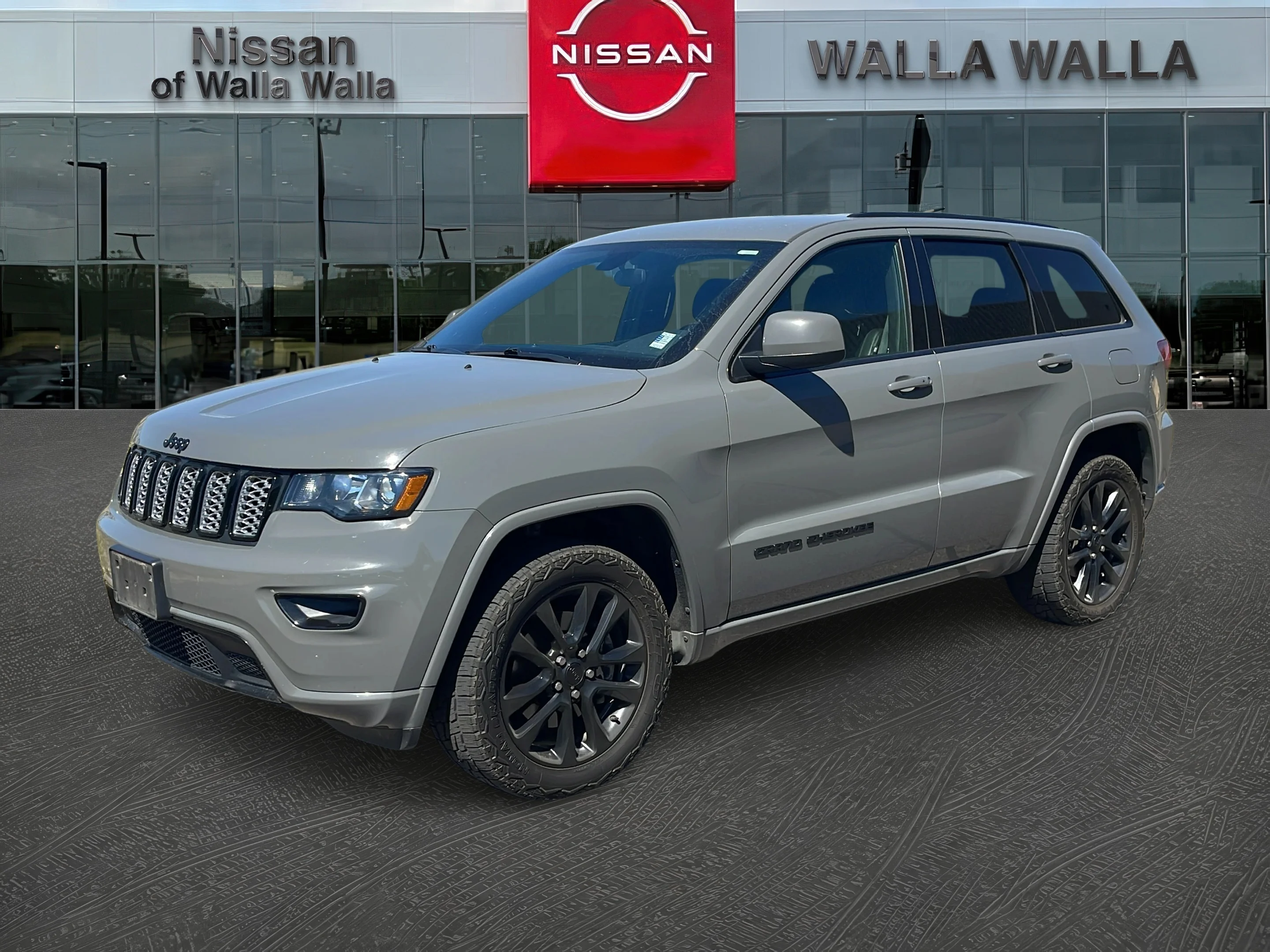 Used 2021 Gray Jeep Laredo X image 3