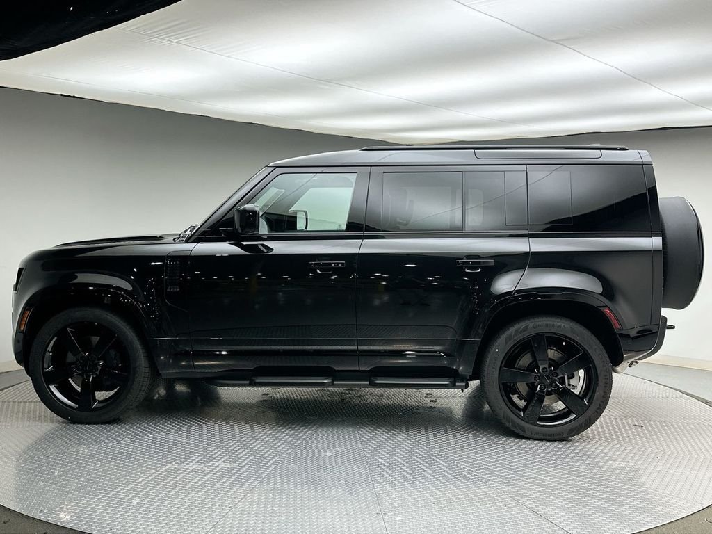 New 2026 Santorini Black Land Rover X-Dynamic SE image 2