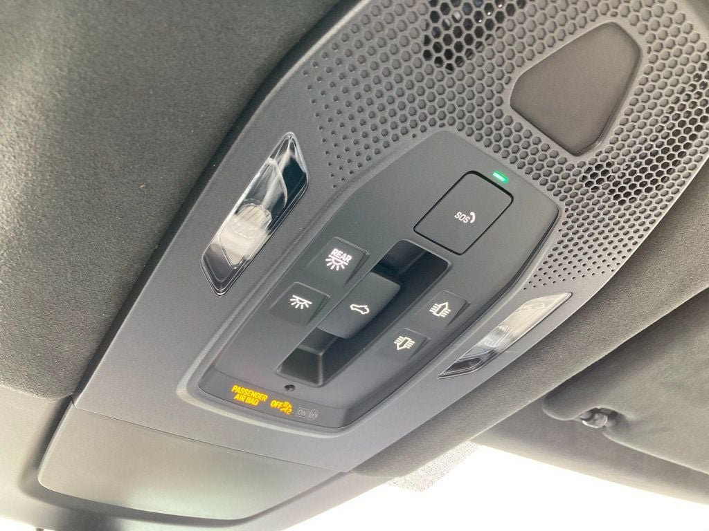 2025 Porsche Macan Turbo Electric - Photo 36
