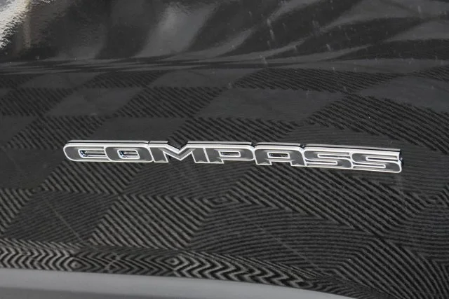 New 2026 Diamond Black Crystal Pearl-Coat Exterior Paint Jeep Limited image 11