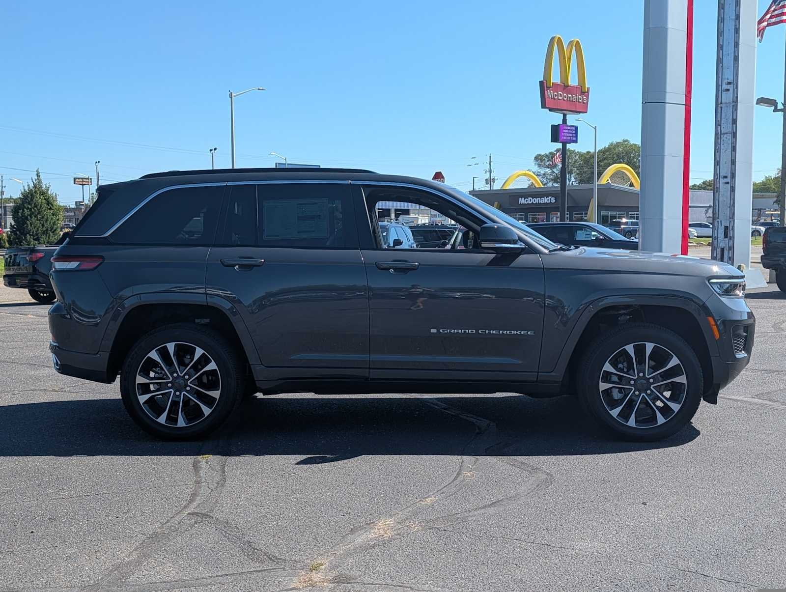 New 2025 Baltic Gray Metallic Clear-Coat Exterior Paint Jeep Overland image 8
