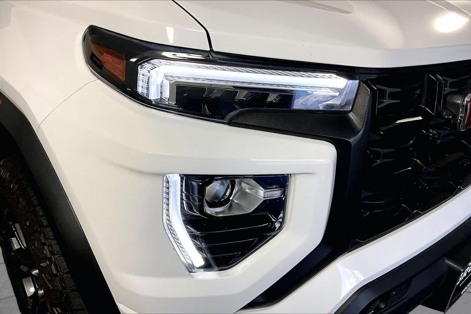 Used 2024 Summit White GMC Elevation image 26
