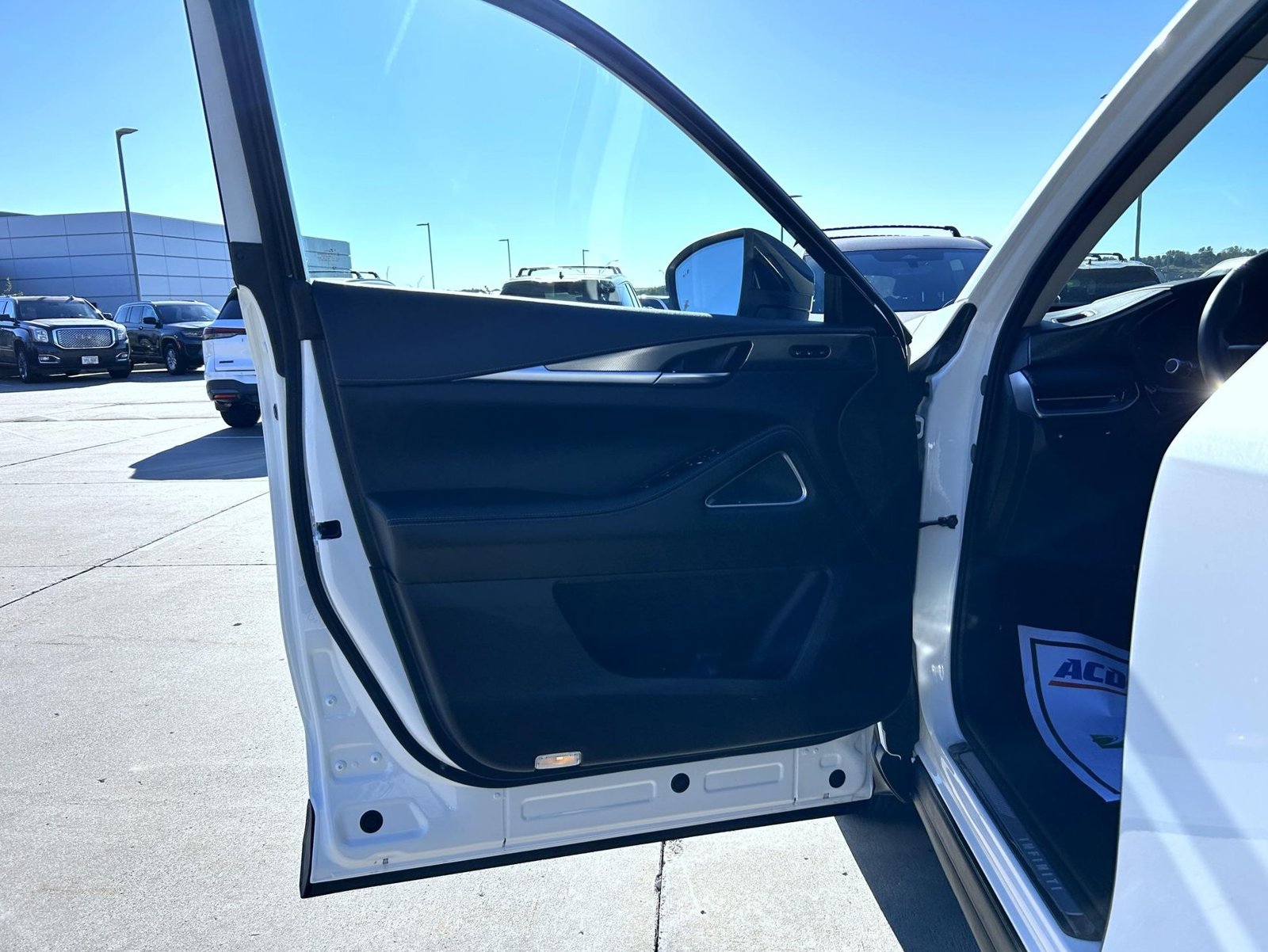 Certified Used 2025 White INFINITI LUXE image 9