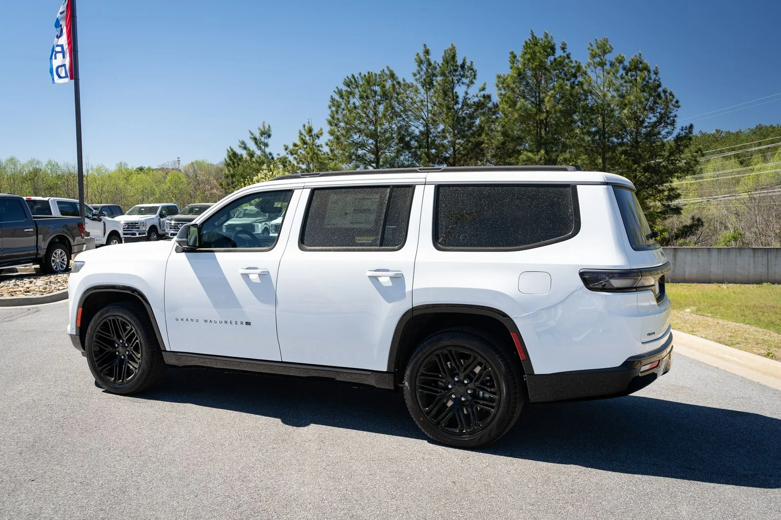 New 2026 Bright White Clear-Coat Exterior Paint Jeep Limited Reserve image 7