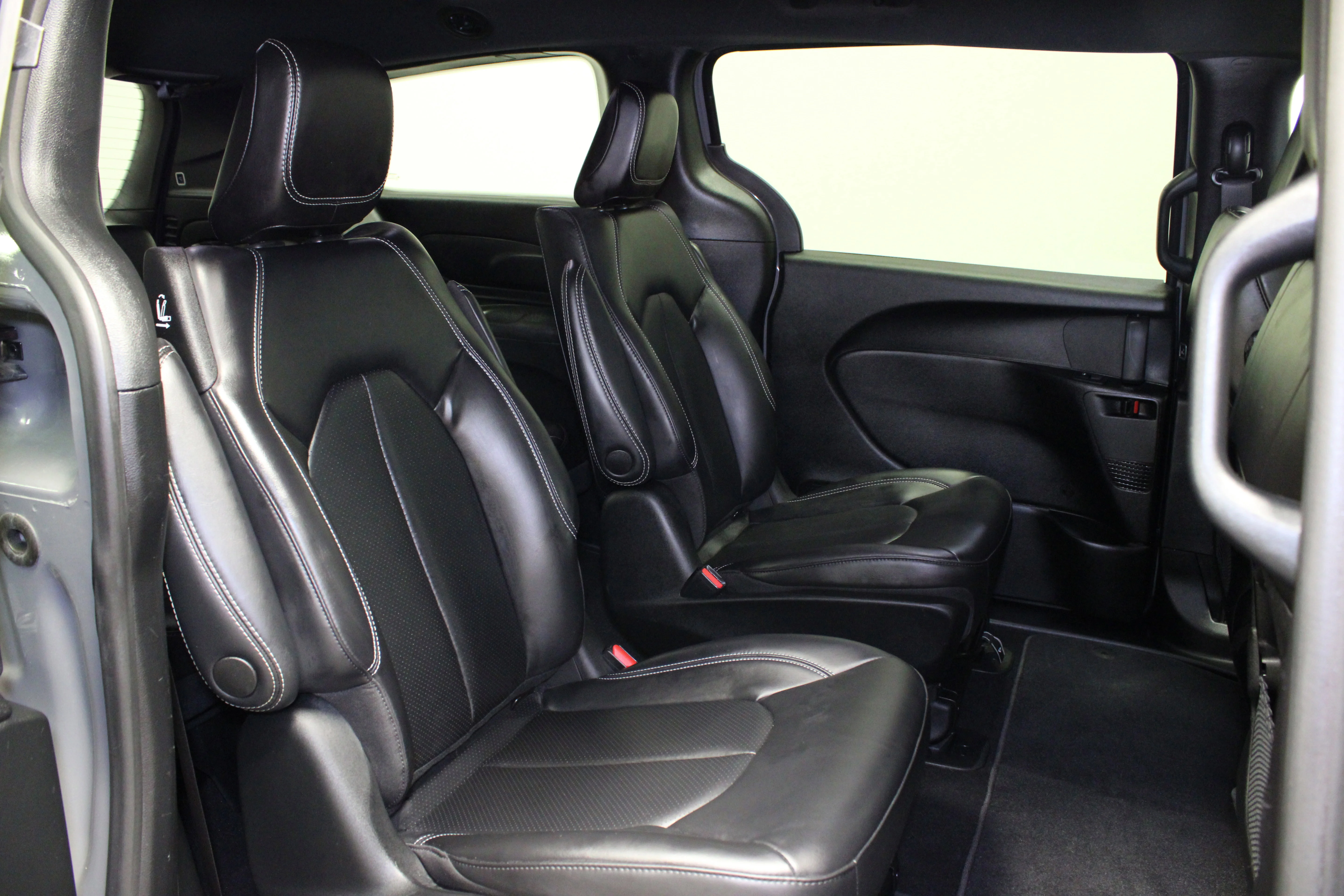 Used 2023 Ceramic Gray Clearcoat Chrysler Touring L image 17