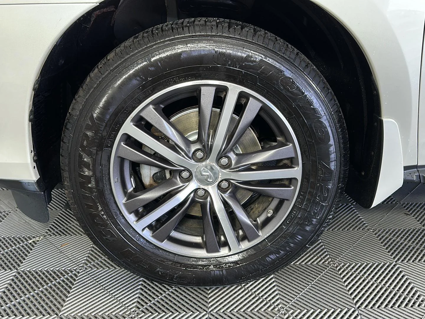 Used 2019 Majestic White INFINITI LUXE image 16