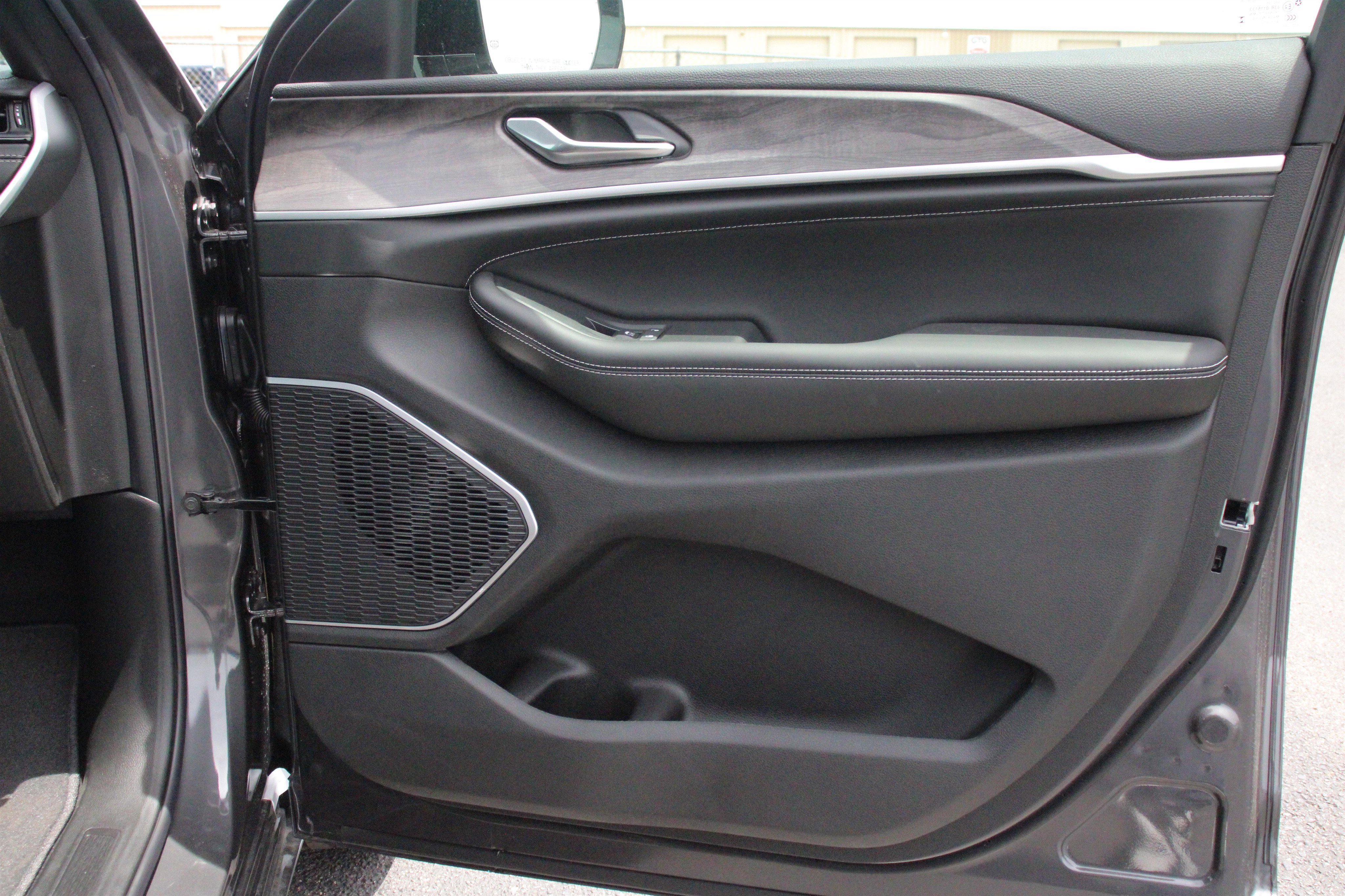 New 2026 Baltic Gray Metallic Clear-Coat Exterior Paint Jeep Limited Reserve image 34