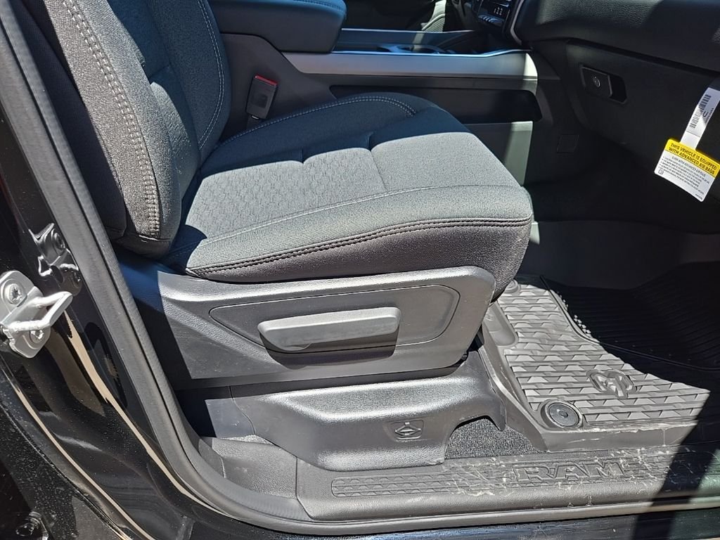 New 2026 Diamond Black Crystal Pearl-Coat Exterior Paint RAM Big Horn/Lone Star image 83