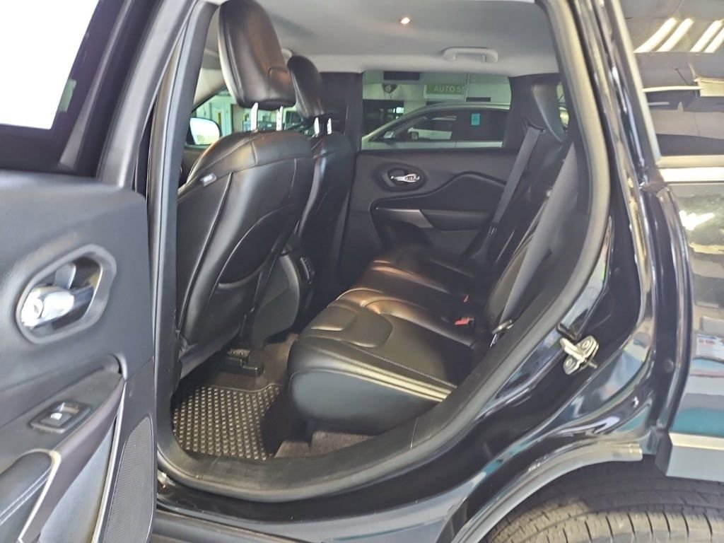 Used 2019 Black Jeep Latitude Plus image 2