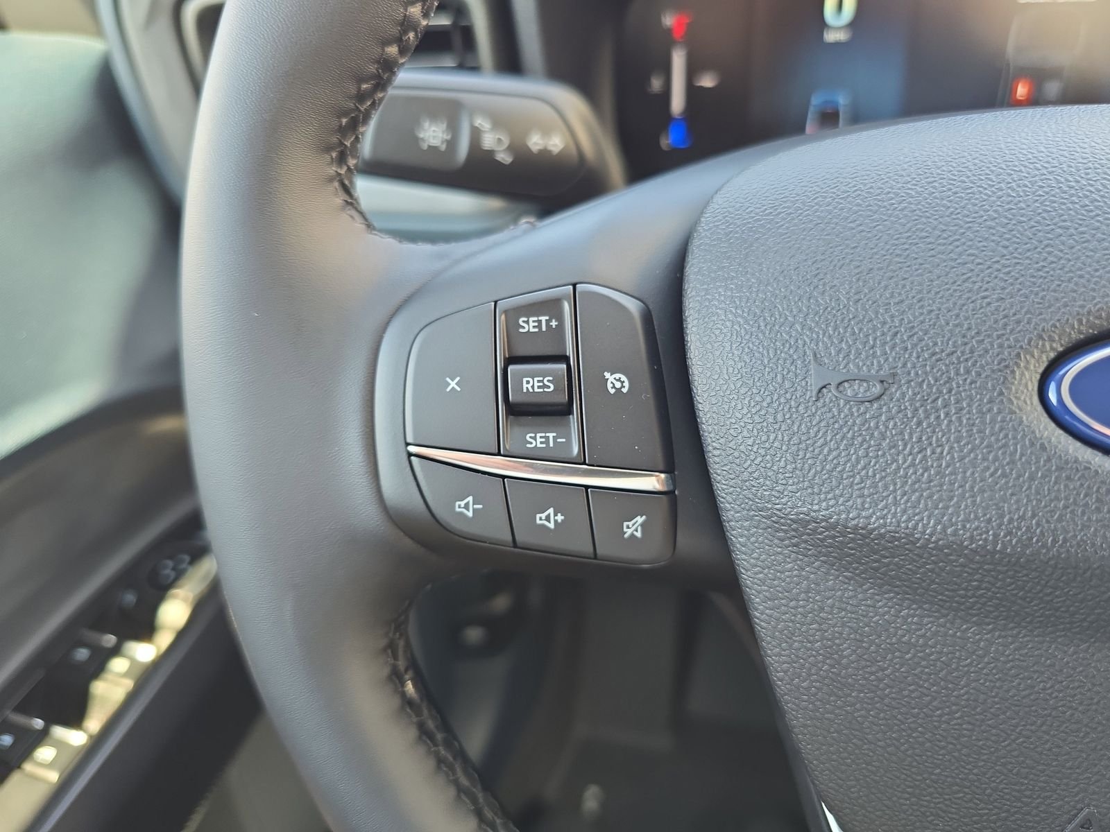 New 2025 Azure Gray Metallic Tri-Coat Ford XLT image 22